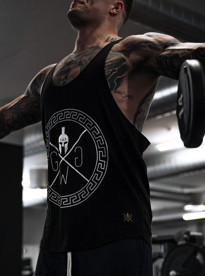 Stringer Tank Top Schwarz – Spartan Tank von Gym Generation, leichtes Material und tiefes Design für optimale Belüftung und Bewegungsfreiheit.