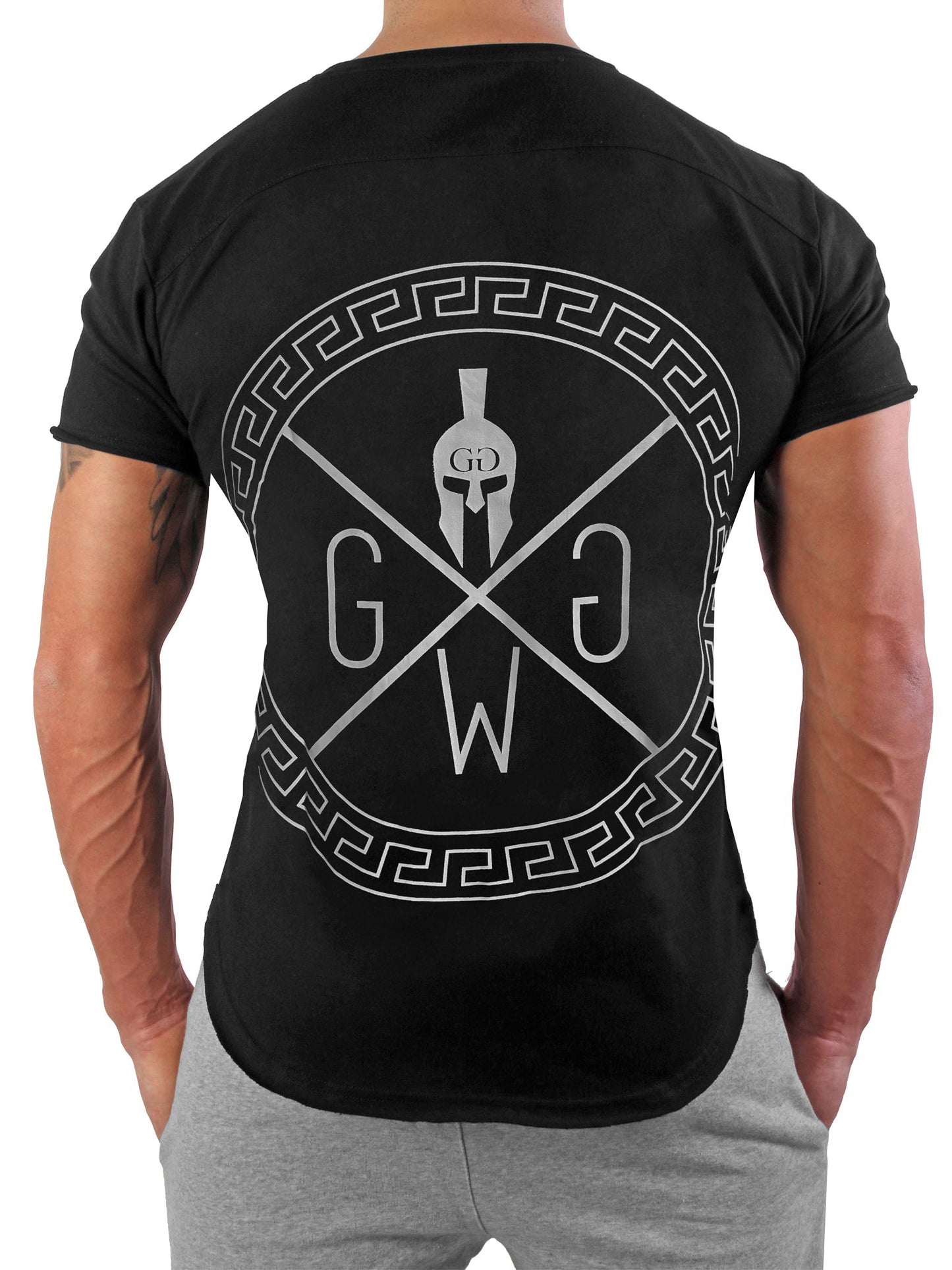 Gym Generation Spartan T-Shirt Schwarz – Herren Gym Shirt mit ikonischem Spartaner-Logo und griechischem Muster, ideal für Training, Streetwear und Kraftsport.