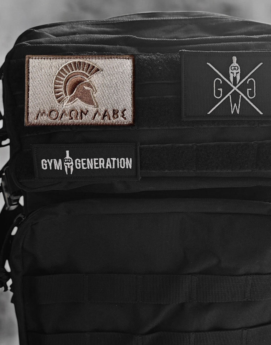 Spartaner Helm Patch in Bronze mit griechischem „Molon Labe“-Schriftzug – robust und detailreich gestickt, perfekt für Outdoor-Enthusiasten und Fans von taktischem Design. Geeignet für Kleidung und Accessoires.