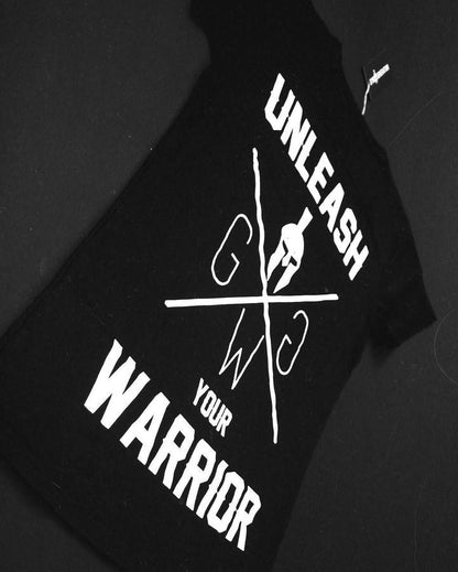 Rückansicht des Gym Generation T-Shirts für Herren in Schwarz mit 'Unleash Your Warrior'-Motiv und sportlichem Design.