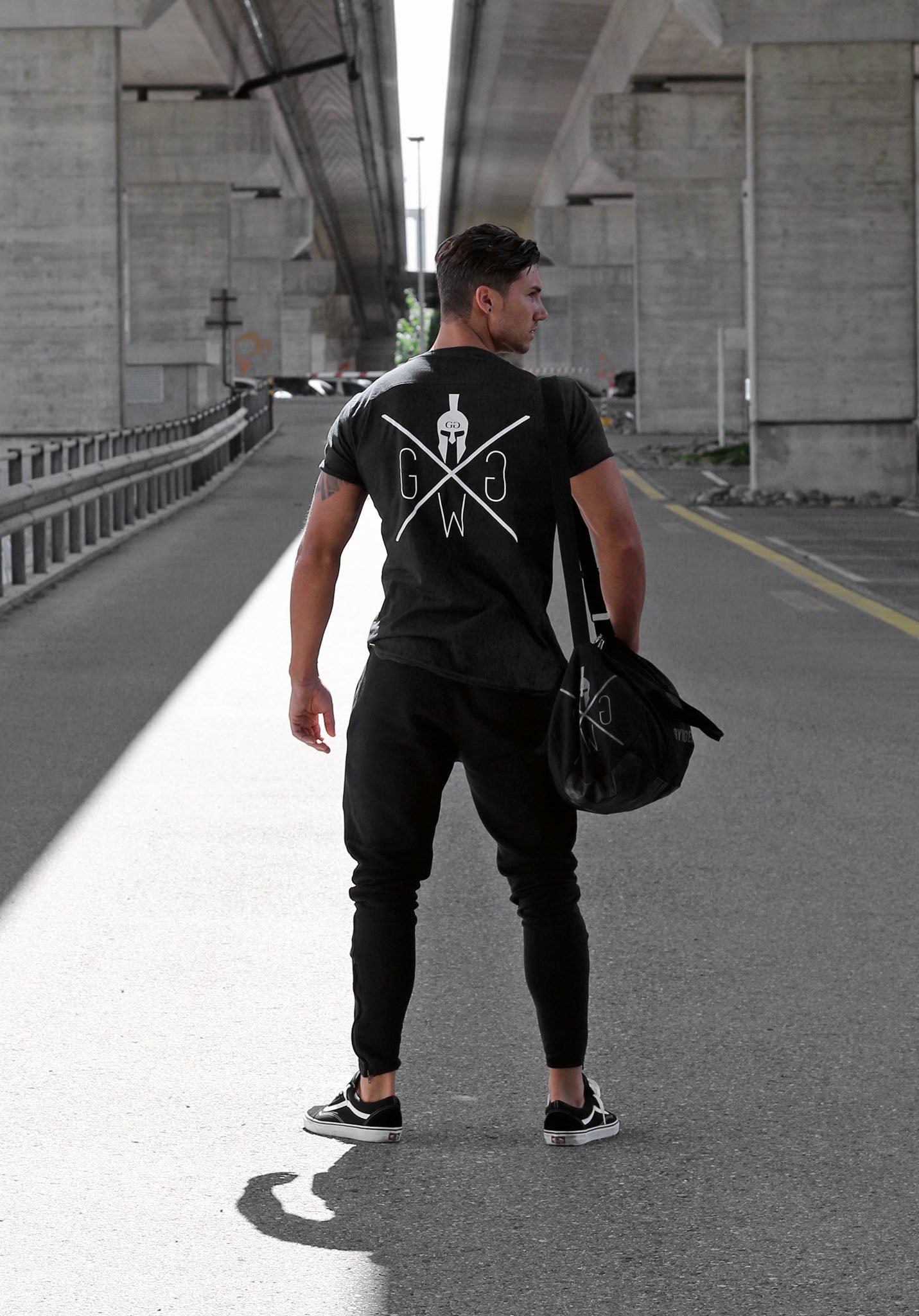 Sportliches schwarzes T-Shirt von Gym Generation mit weißem Logo, ideal für Workouts und Freizeit.