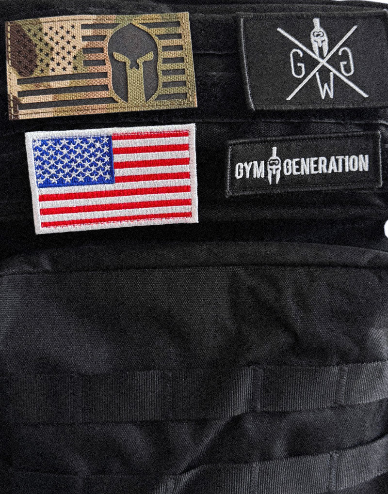 Taktische Patch-Kollektion auf schwarzem Rucksack – USA-Flagge, Spartan-Design, Gym Generation Logo und stilvolles Cross-Design, alle mit Klettverschluss für maximale Flexibilität.