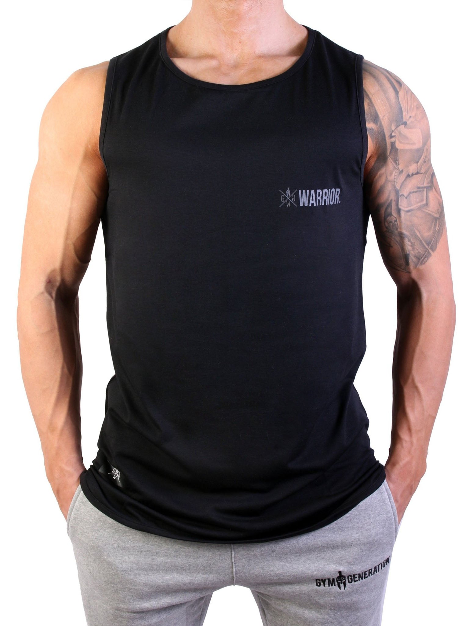 Vorderansicht des Gym Generation Fitness Tank Tops 'Warrior' in Schwarz mit dezentem Warrior-Logo auf der Brust, ideal für Gym und Freizeit.