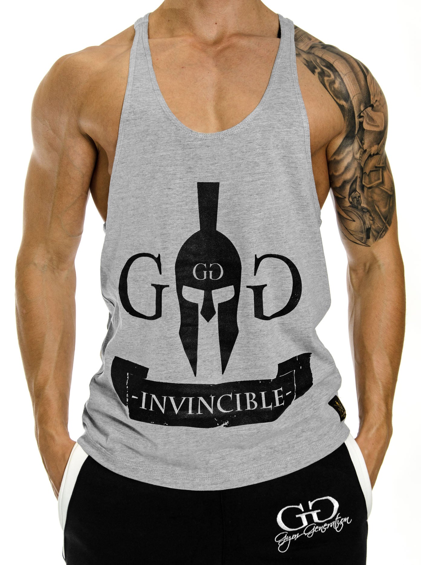 Graues Stringer Tank Top für Herren von Gym Generation mit Spartaner Helm und 'Invincible' Schriftzug