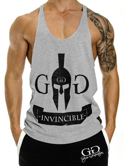 Graues Stringer Tank Top für Herren von Gym Generation mit Spartaner Helm und 'Invincible' Schriftzug