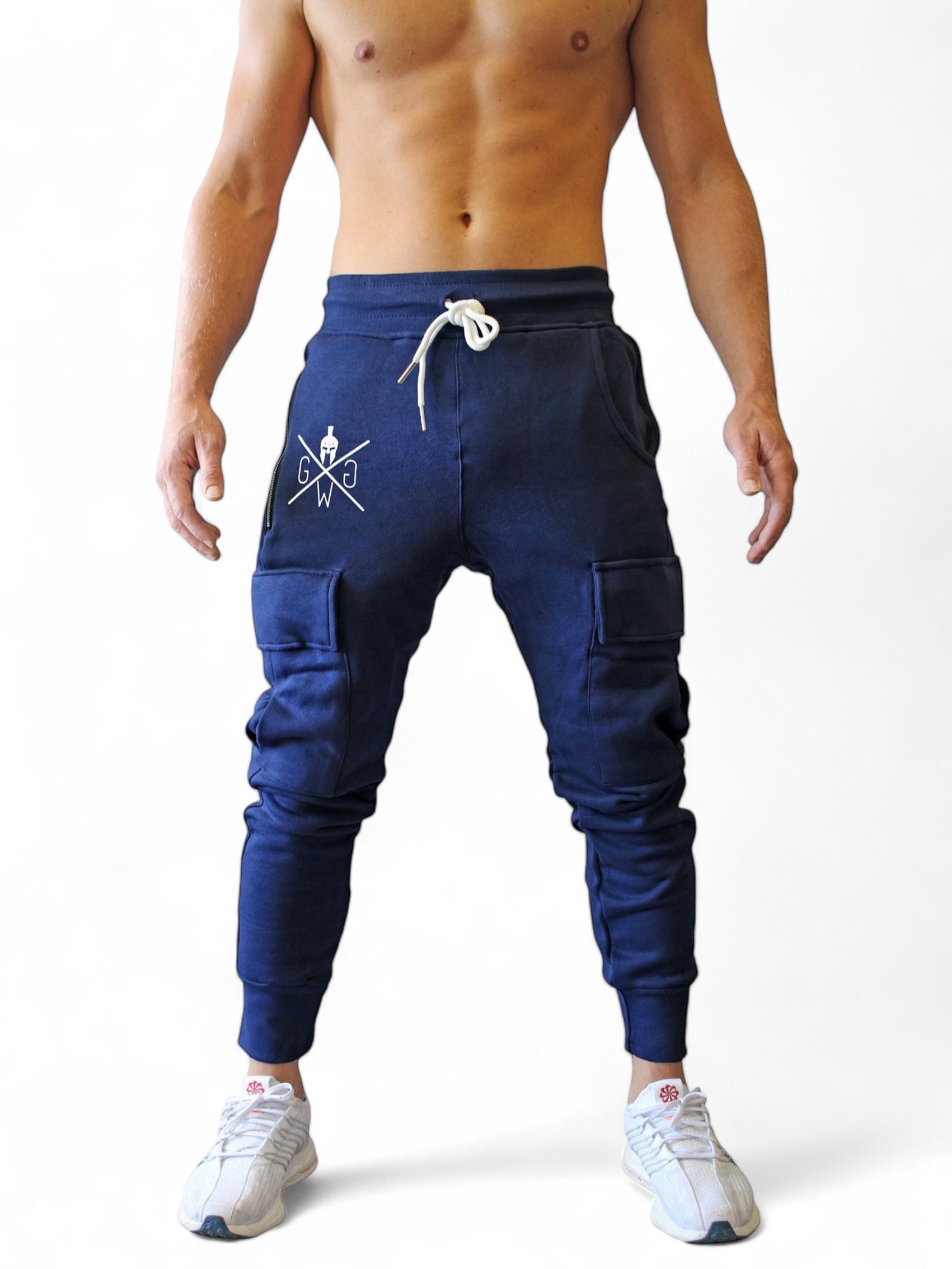 Athletisches Design der Gym Generation Cargo Gym Pants in Navy, mit stilvollem Spartaner-Logo und Saum an den Knöcheln.