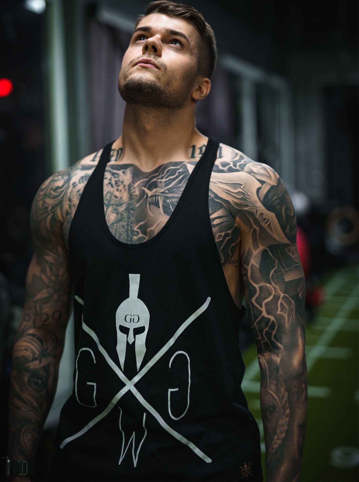 Schwarzes Gym Tank Top für Herren – hochwertiges Stringer-Design aus 100% Baumwolle, mit zeitlosem Look und maximaler Bewegungsfreiheit für intensive Workouts.