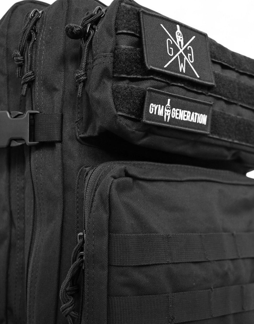 Gym Generation Rucksack in Schwarz mit vier Hauptfächern und Karabinerhaken für Zubehör wie Trinkflaschen.