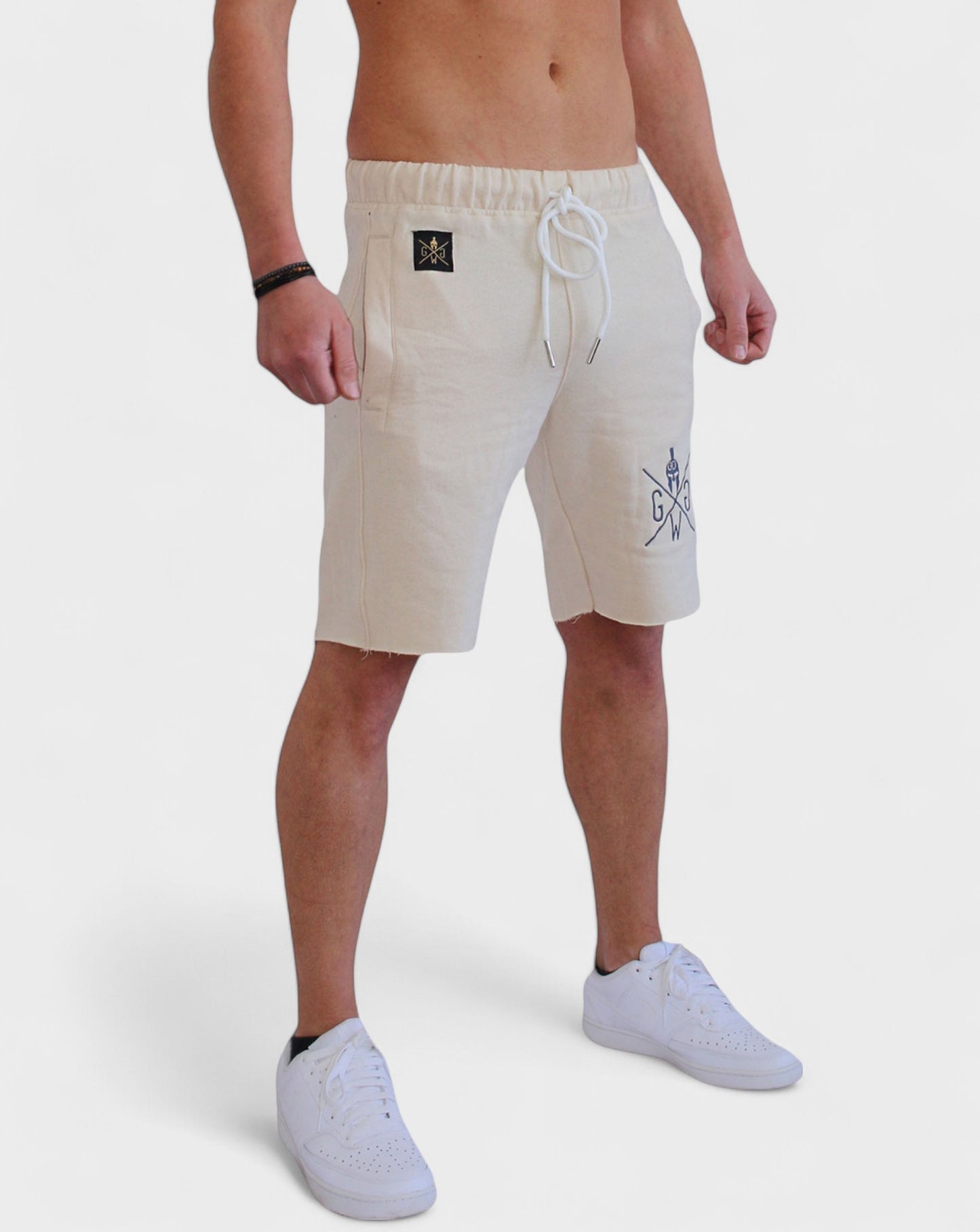 Off White Herren Shorts von Gym Generation – vielseitige Sporthosen mit urbanem Design, ideal für Gym-Looks oder lässigen Streetstyle.