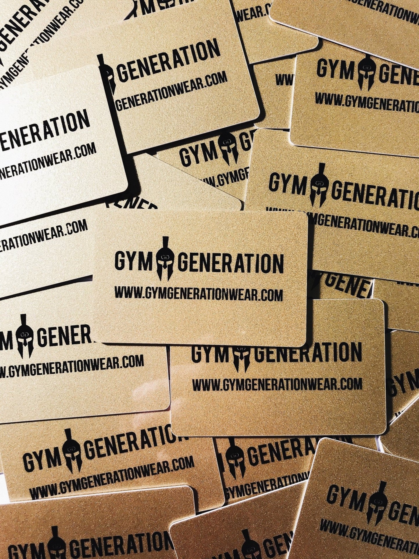 Du möchtest einem Fitnessfan in deinem Freundeskreis oder deiner Familie eine echte Freude machen? Mit einem Geschenkgutschein von Gym Generation liegst du garantiert richtig – egal, ob zum Geburtstag, zu Weihnachten, als Motivation für ein neues Trainingsziel oder einfach als liebevolle Überraschung zwischendurch. Hier trifft echte Fitness-Expertise auf Top-Qualität und maximale Flexibilität.