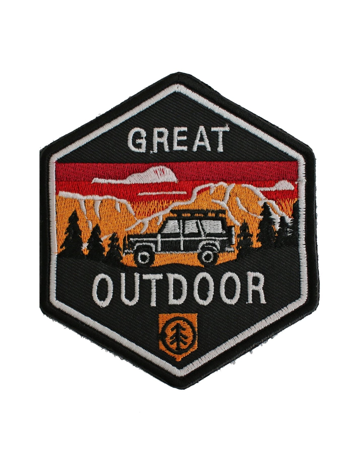 Great Outdoor Patch in Hexagon-Form mit Geländewagen, Bergen und Sonnenuntergang – hochwertig gesticktes Design, perfekt für Abenteurer und Outdoor-Enthusiasten.