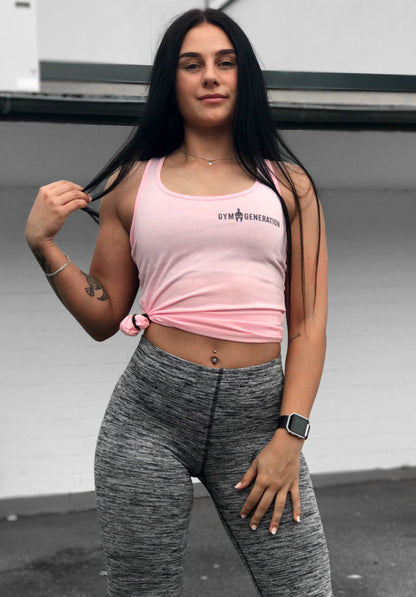 Rosa Gym-Top von Gym Generation kombiniert mit grauen nahtlosen Fitness-Leggings. Stylisches und bequemes Outfit für Damen beim Sport und in der Freizeit.