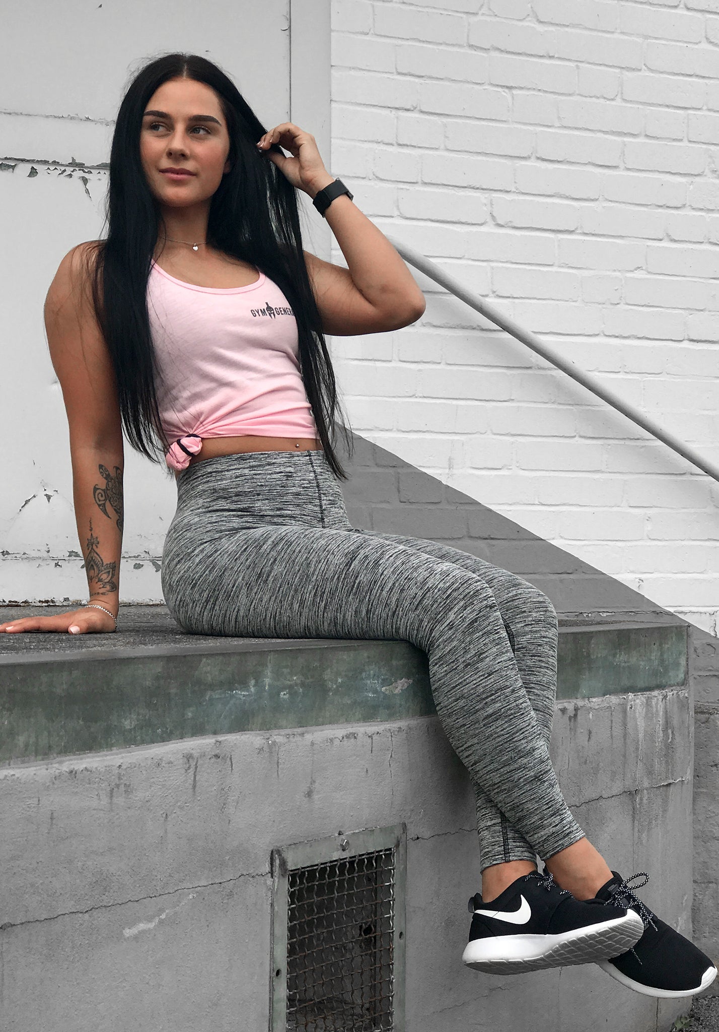 Fitness-Leggings für Damen in Grau, kombiniert mit einem rosa Crop-Top von Gym Generation. Bequeme und stilvolle Sportmode für Training und Freizeit.