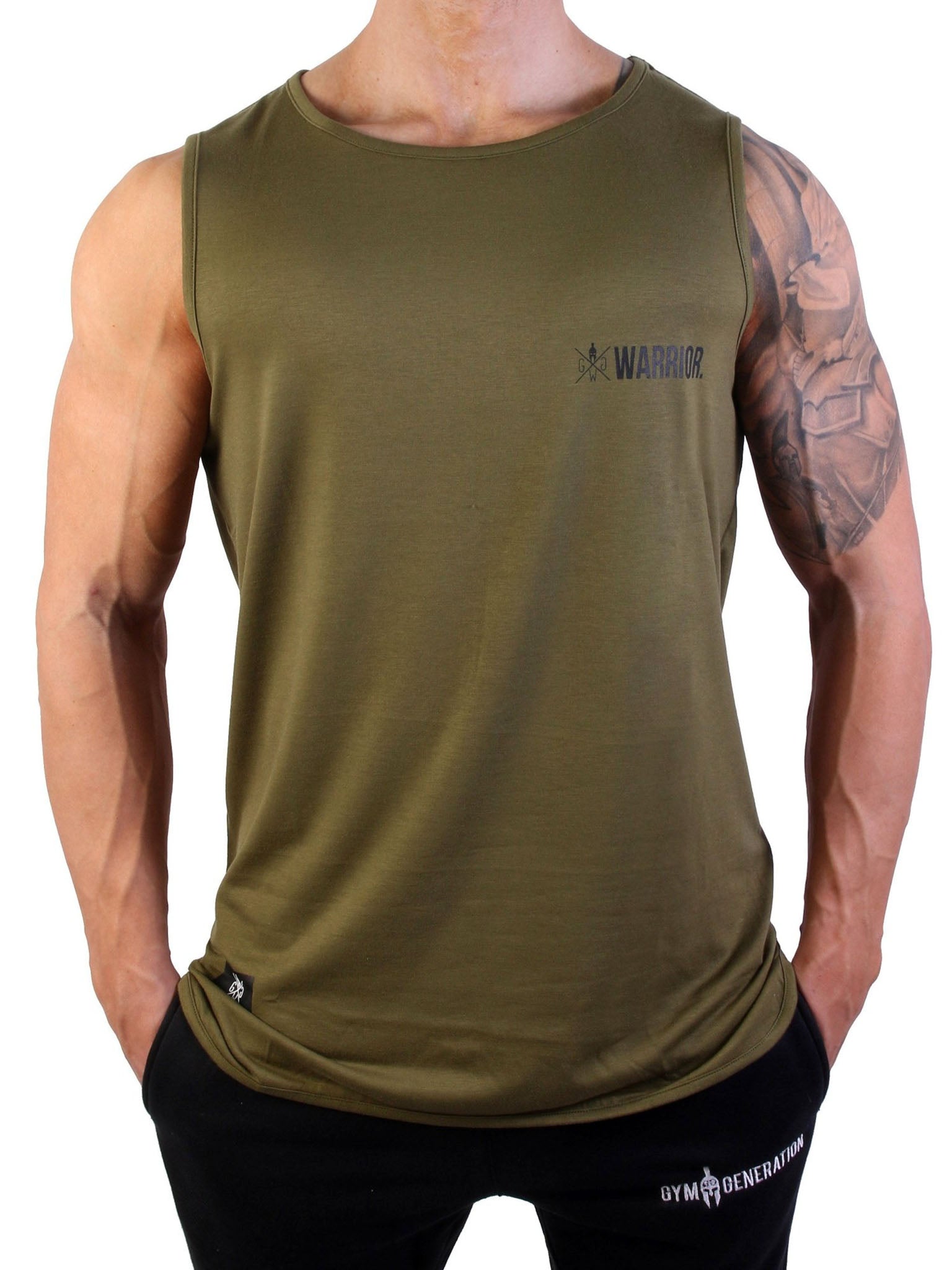 Gym Generation Fitness Tank Top in Olive, mit dezentem Warrior-Logo auf der Brust und sportlicher Jogginghose.