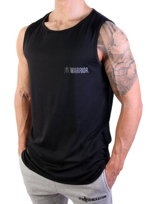 Gym Generation Fitness Tank Top 'Warrior' in Schwarz, zeigt den modernen Schnitt und den athletischen Look.