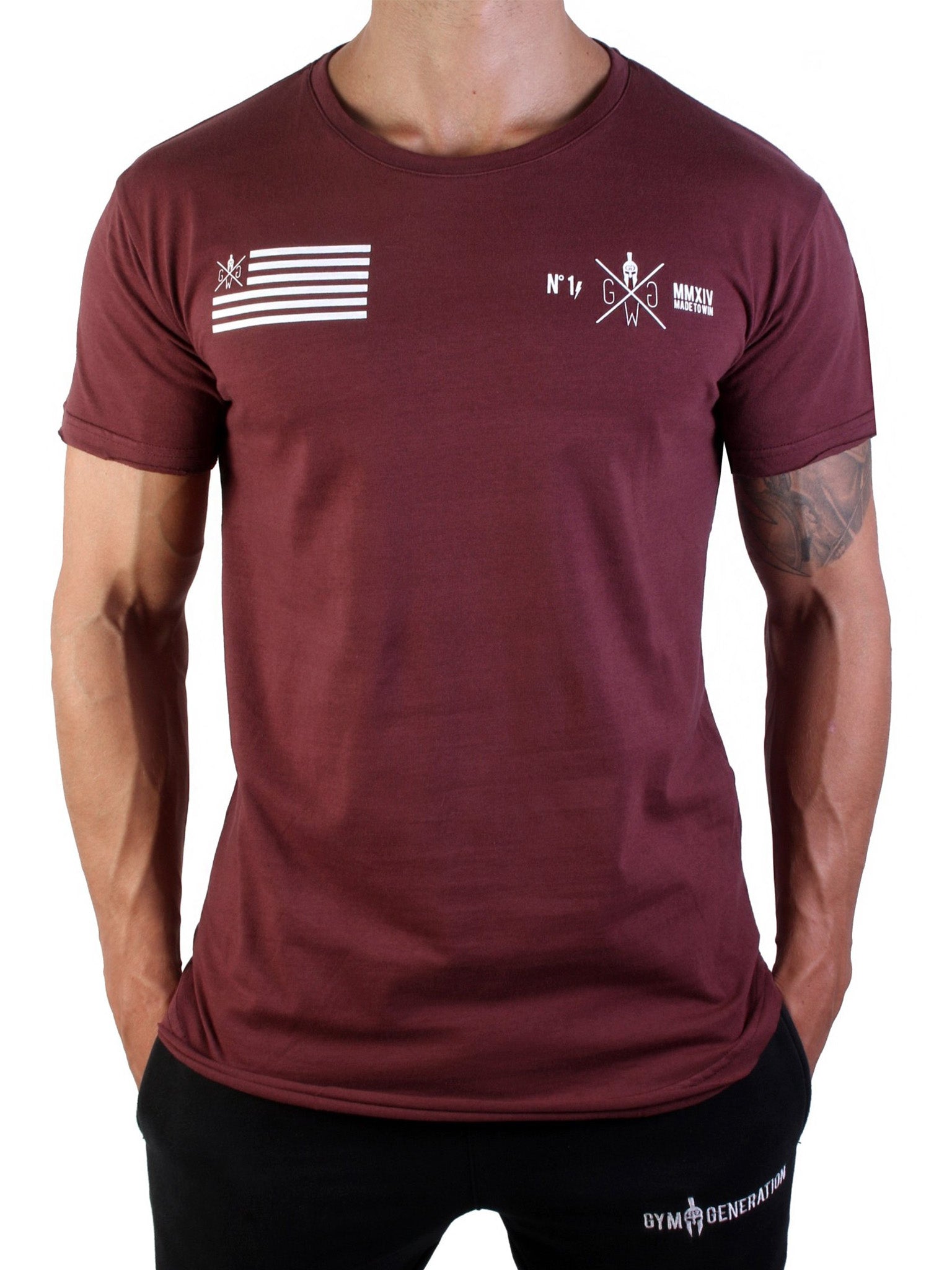 Gym Generation T-Shirt in Bordeaux Rot mit Flaggen- und Logo-Print – perfektes Fitness- und Freizeitshirt für Herren.