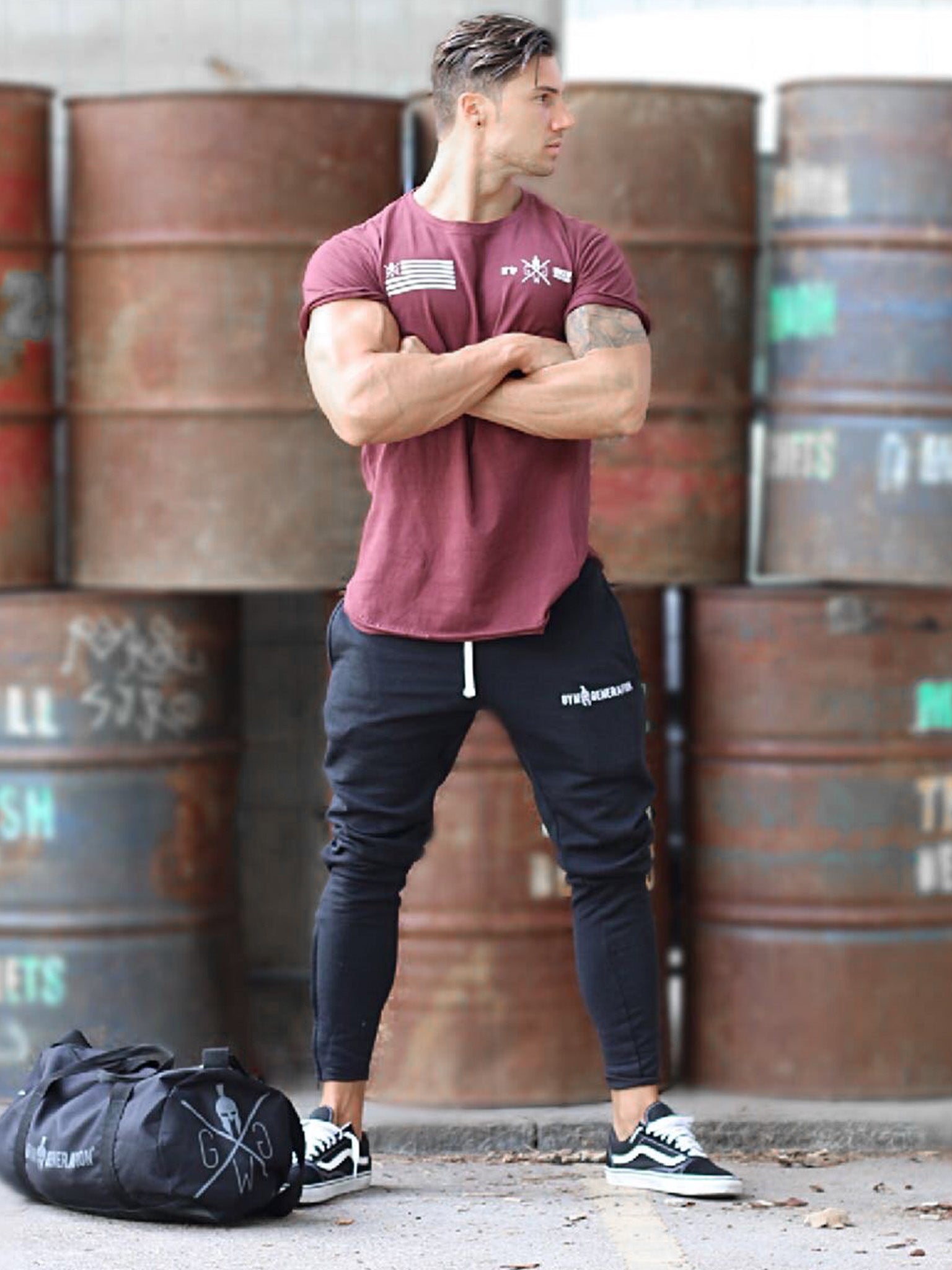 Gym Generation T-Shirt in Bordeauxrot kombiniert mit schwarzen Fitness Joggers – lässiges Fitness-Outfit für Herren mit sportlichem Look.