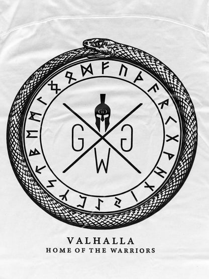 Detailansicht des Wikinger-Designs auf dem Gym Generation T-Shirt. Ein Runenkreis umgibt gekreuzte Spartaner-Symbole mit Helm, kombiniert mit dem Schriftzug "Valhalla - Home of the Warriors". Perfekt für Fans von nordischer Mythologie und Fitnessmode.