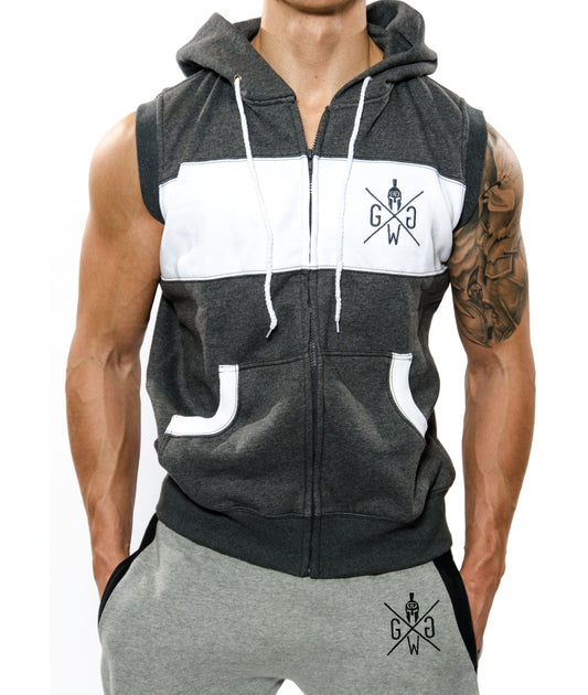 Vorderansicht eines ärmellosen Gym Generation Hoodies in Dunkelgrau mit weißem Streifen und gesticktem Gym Warriors Logo, kombiniert mit grauer Trainingshose.