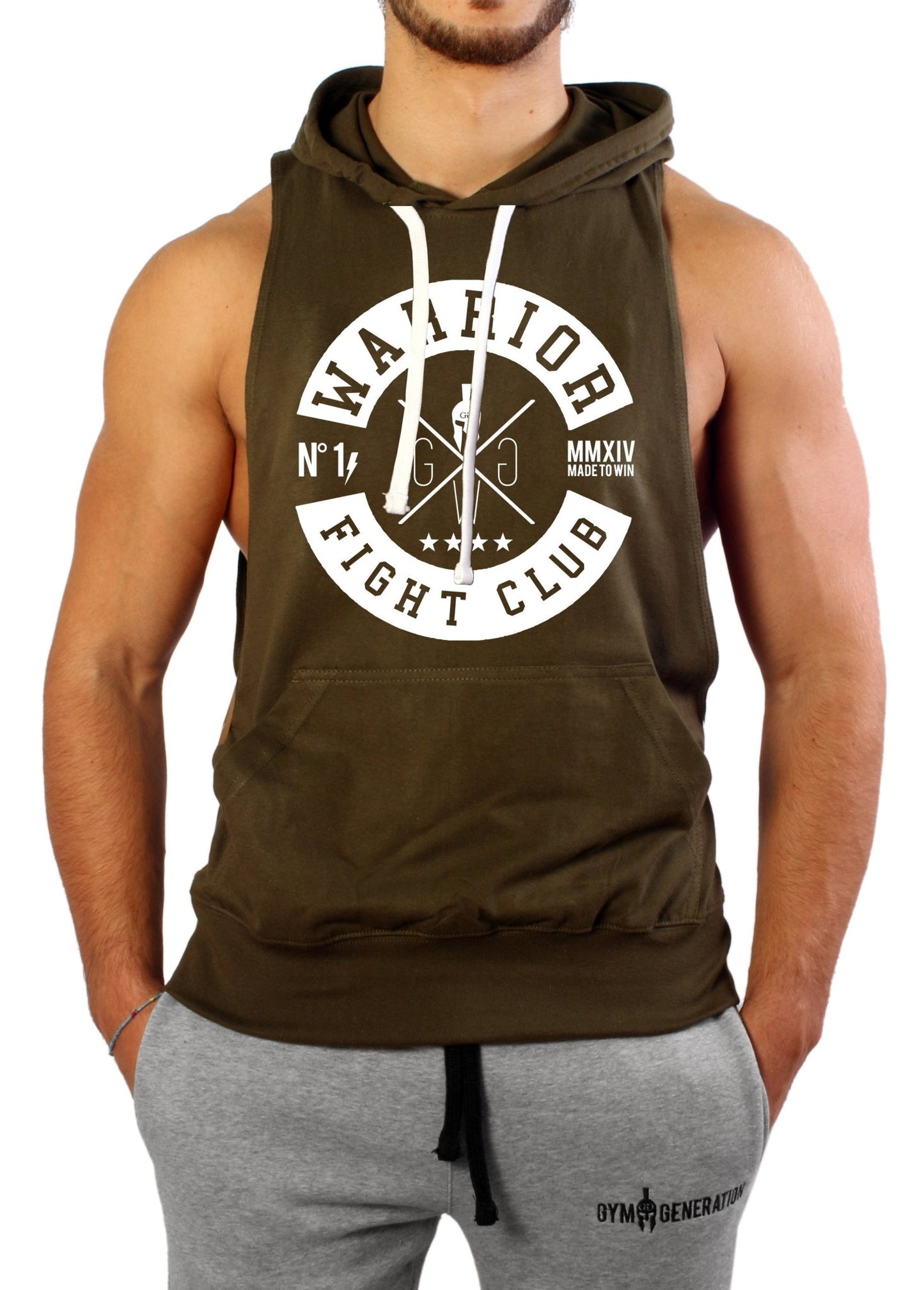 Gym Generation Hoodie-Tanktop in Olive mit "Warrior Fight Club" Aufdruck kombiniert mit grauen Jogginghosen, ideal für Fitness, Bodybuilding und sportliche Freizeitkleidung.