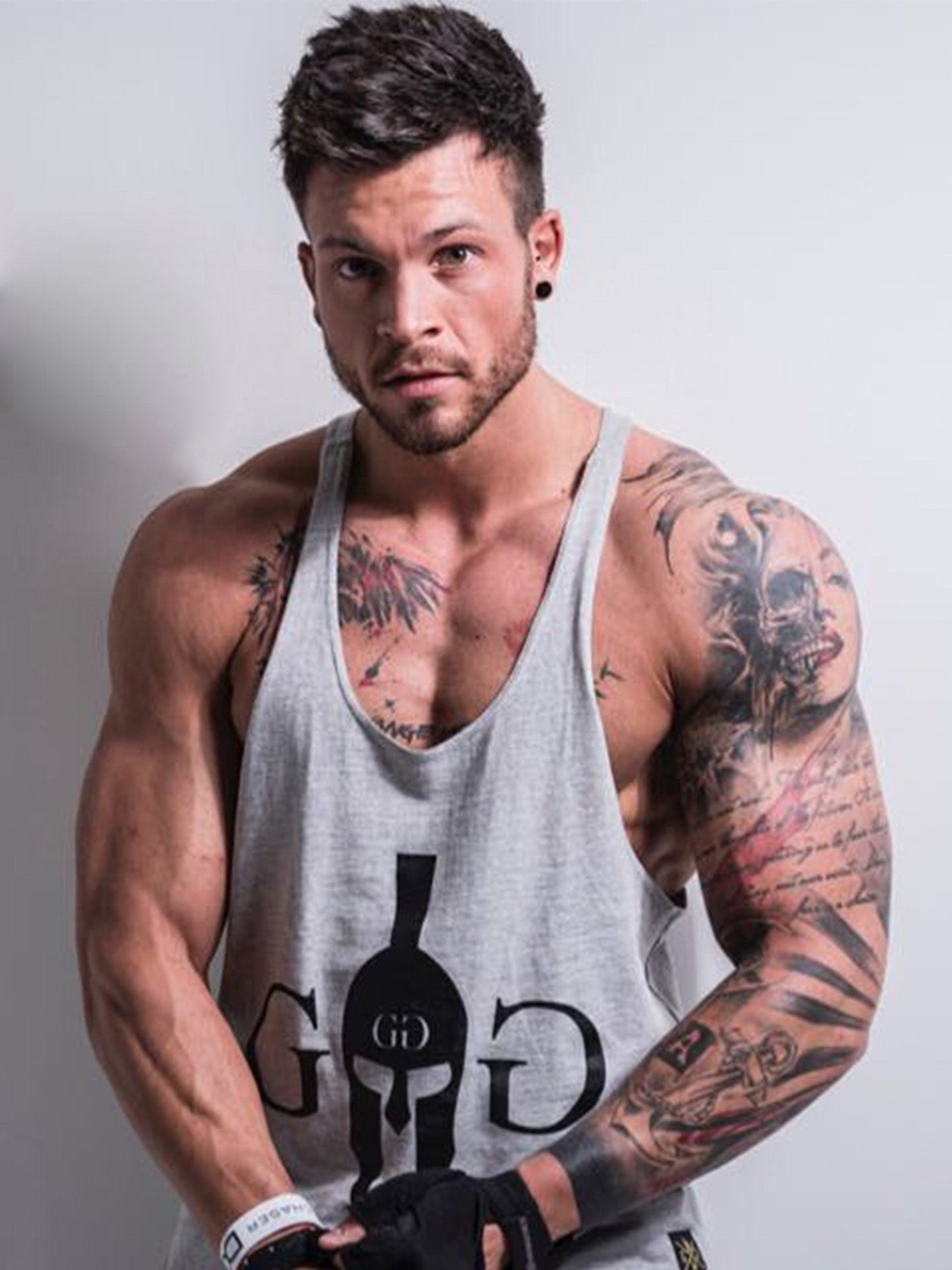 Motivierendes Gym Generation Stringer Tank Top für Herren – Detailaufnahme des Spartaner Helms und 'Invincible' Schriftzugs