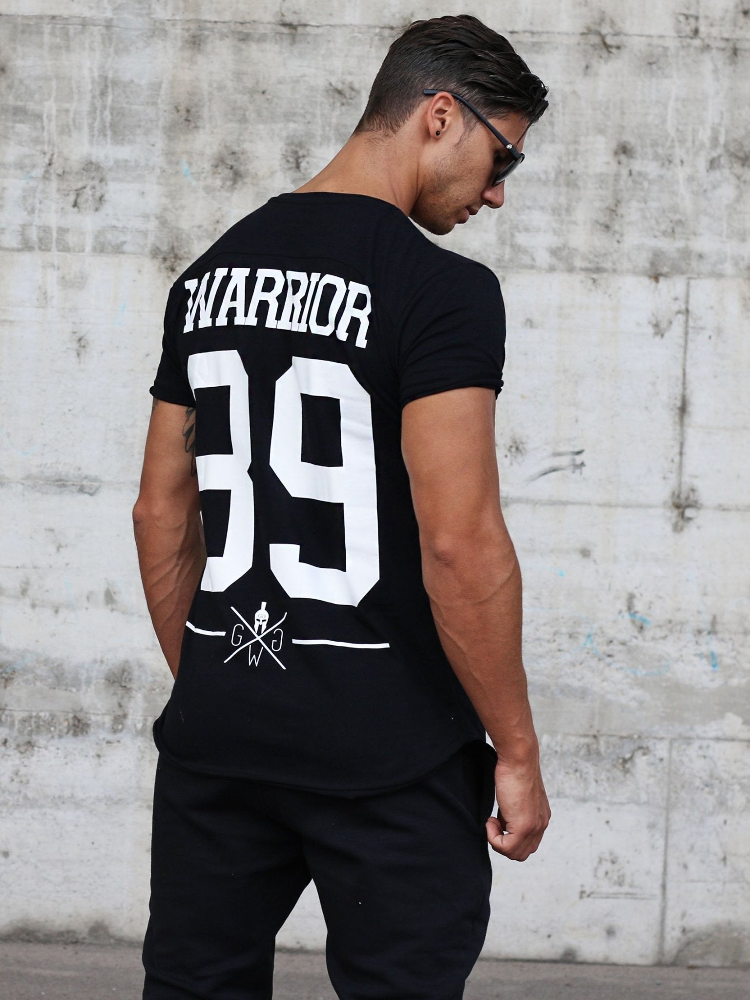 Gym Generation Warrior 89 Herren T-Shirt in Schwarz – Stylisches Fitnessshirt für Sport und Freizeit aus Baumwolle.