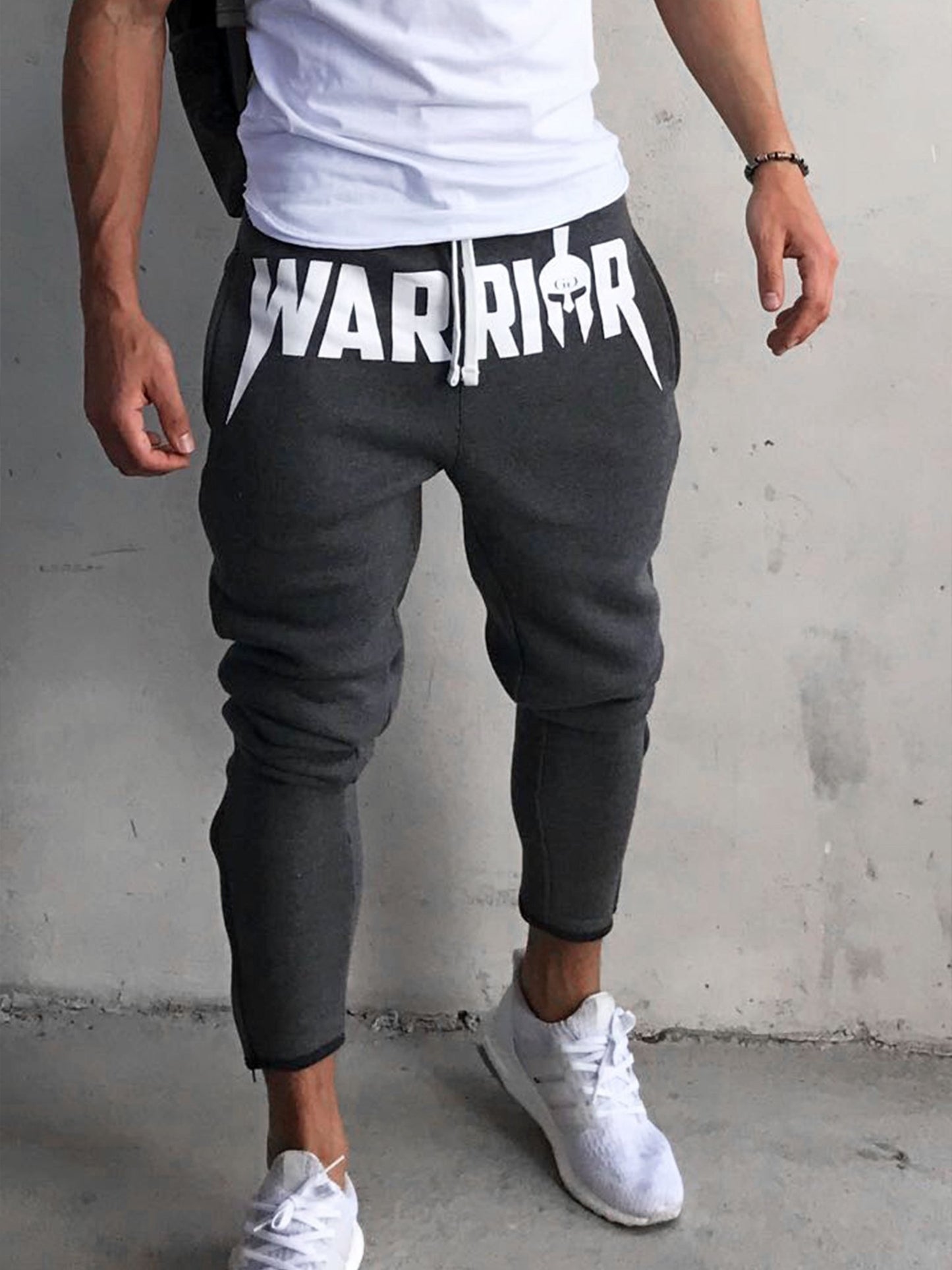 Gym Hose Dunkelgrau aus weichem Material und Reissverschlüssen für Sport. Gym Pants mit Warrior Print.