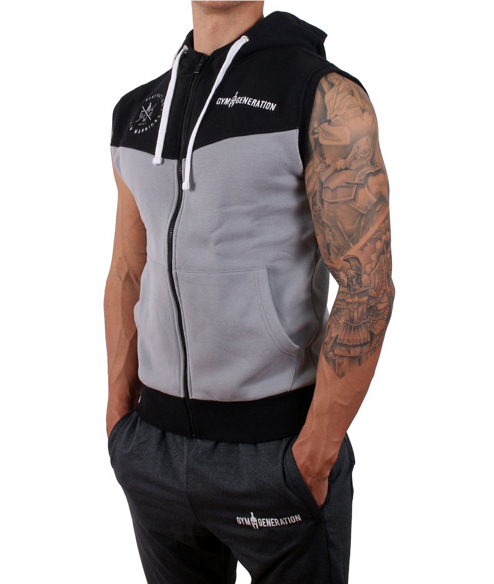 Schwarz-grauer Gym-Hoodie mit auffälligem Warrior-Print, ideal für aktive Männer und lässige Outfits.