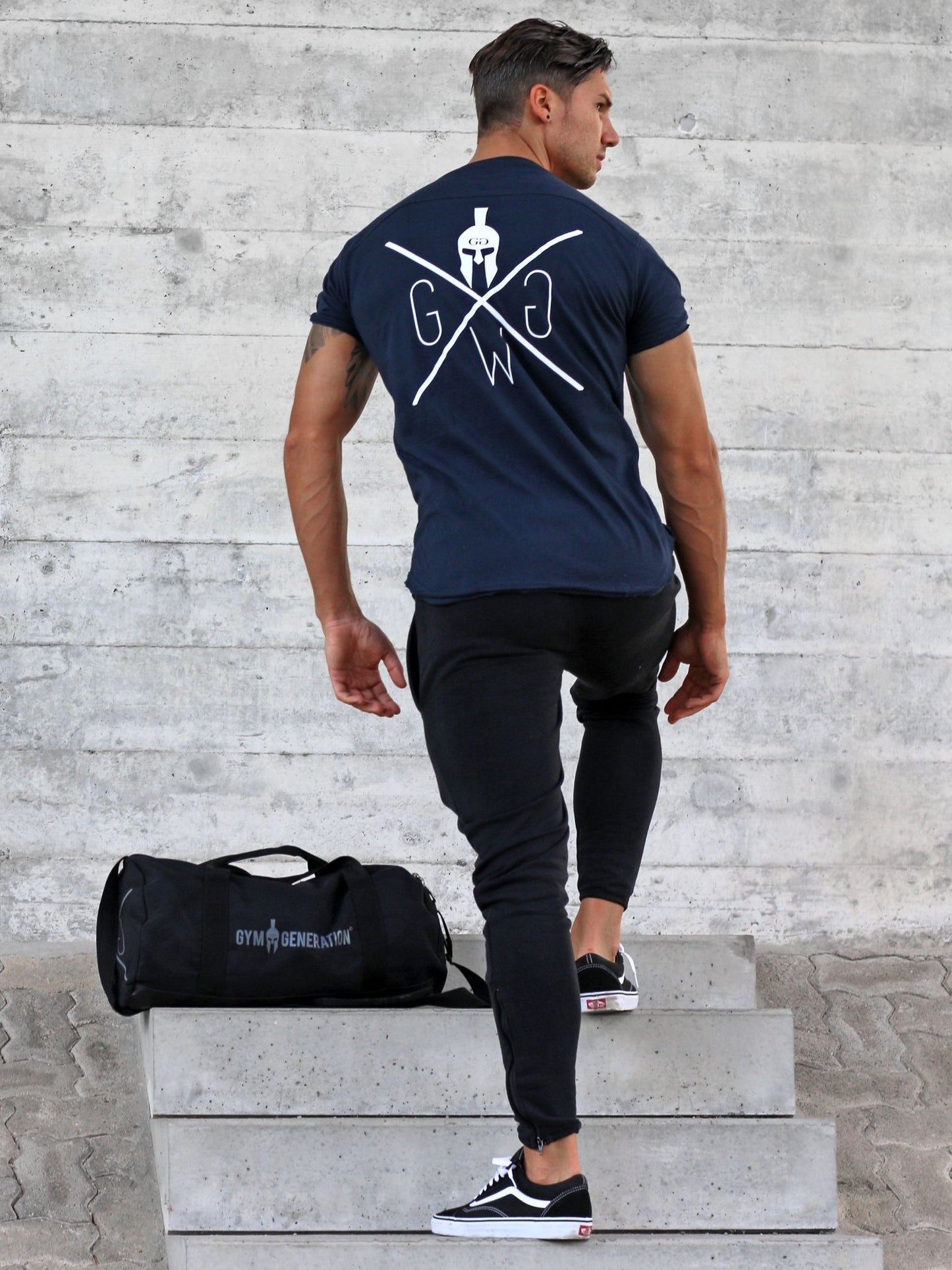 Gym T-Shirt Navy-Blau – vielseitiges Herren-Shirt aus hochwertiger Baumwolle mit auffälligem weissem Spartaner-Logo, ideal für Sport und Alltag.