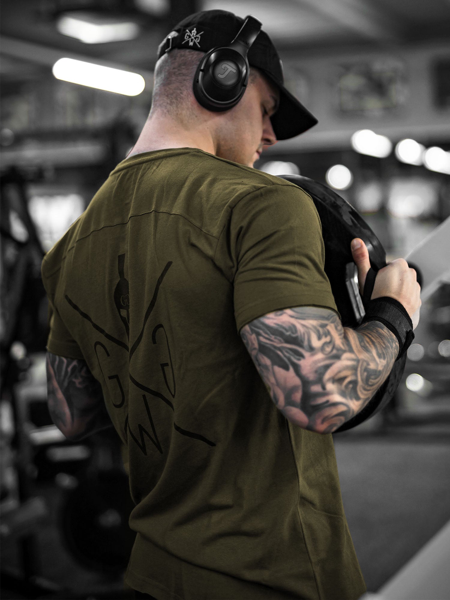 Gym T-Shirt Herren Olive – Atmungsaktives und stylisches T-Shirt aus Baumwolle, mit gerollten Ärmeln und abgerundetem Saum, perfekt für Sport und Alltag.