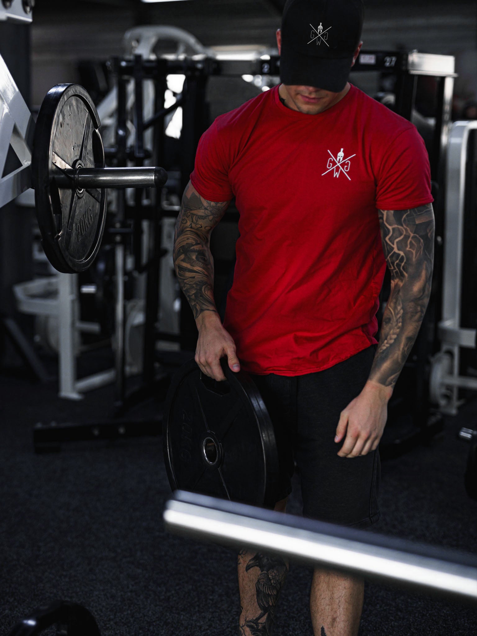 Rotes Fitness T-Shirt von Gym Generation – stilvolles und bequemes Shirt mit modernem Schnitt und markantem Spartaner-Logo, perfekt für aktive Männer.