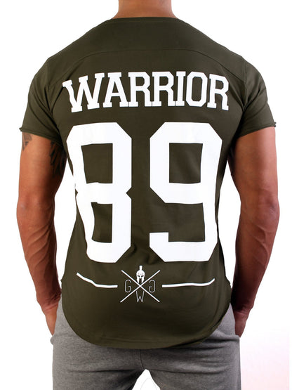 Olivgrünes Warrior T-Shirt von Gym Generation mit auffälligem "Warrior 89" Print in strahlendem Weiss.