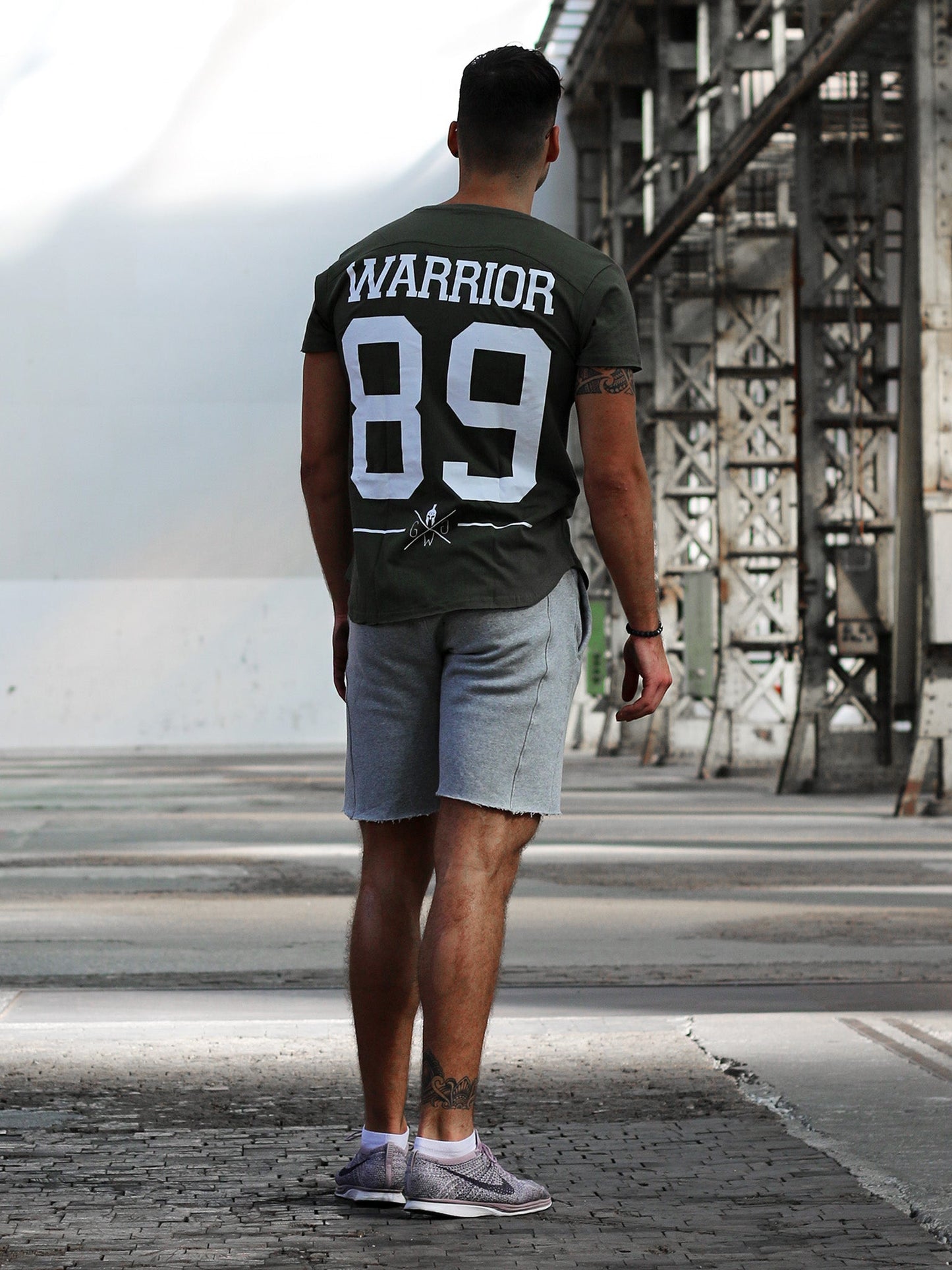 Warrior T-Shirt Olive aus 100% Baumwolle, ideal für Fitnessstudio und Freizeit.