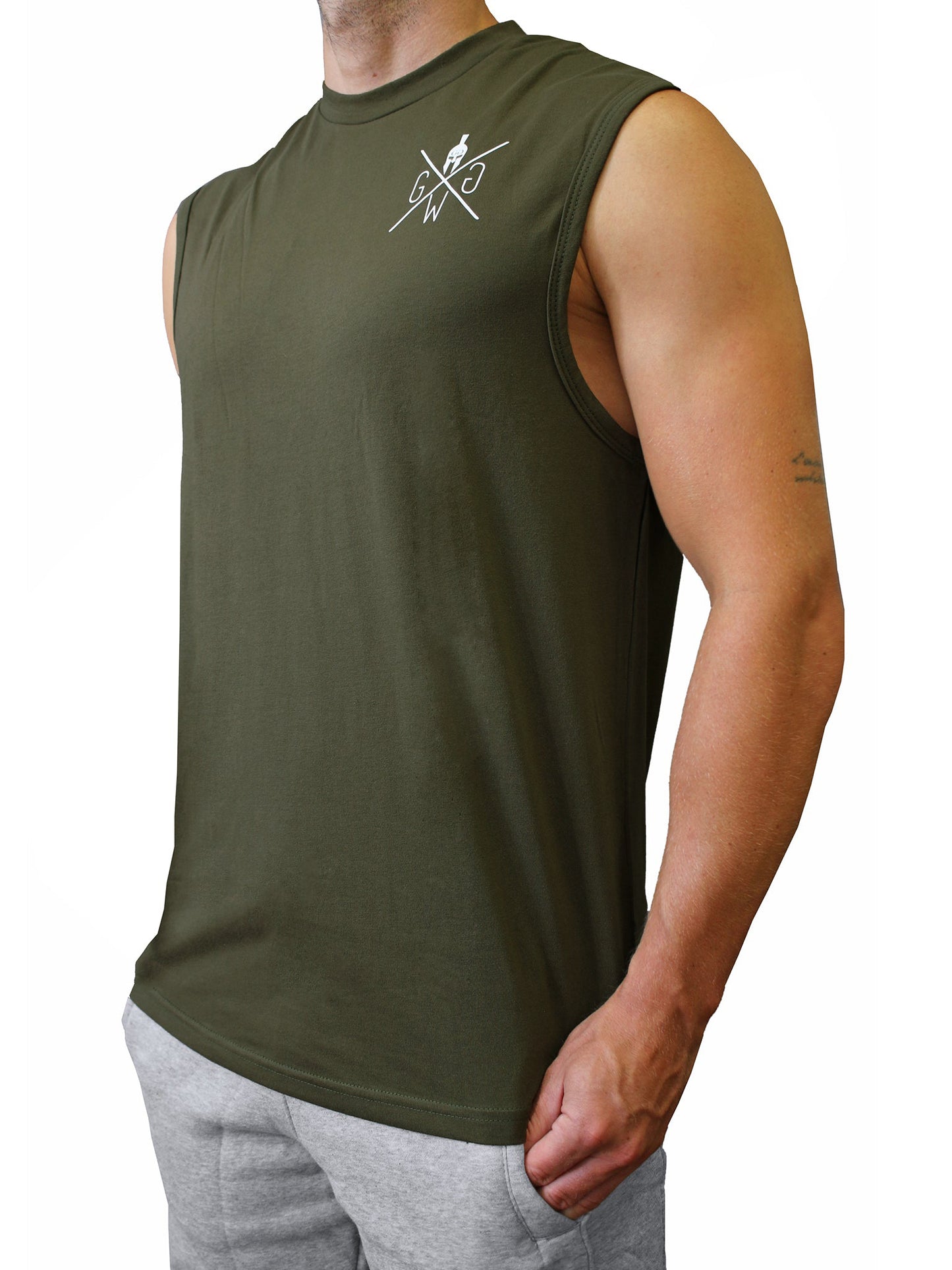 Gym Generation Tank Top Olive – Stylisches Herren Tank mit minimalistischer Front und markantem Back-Print, ideal für Workouts und Streetstyle.