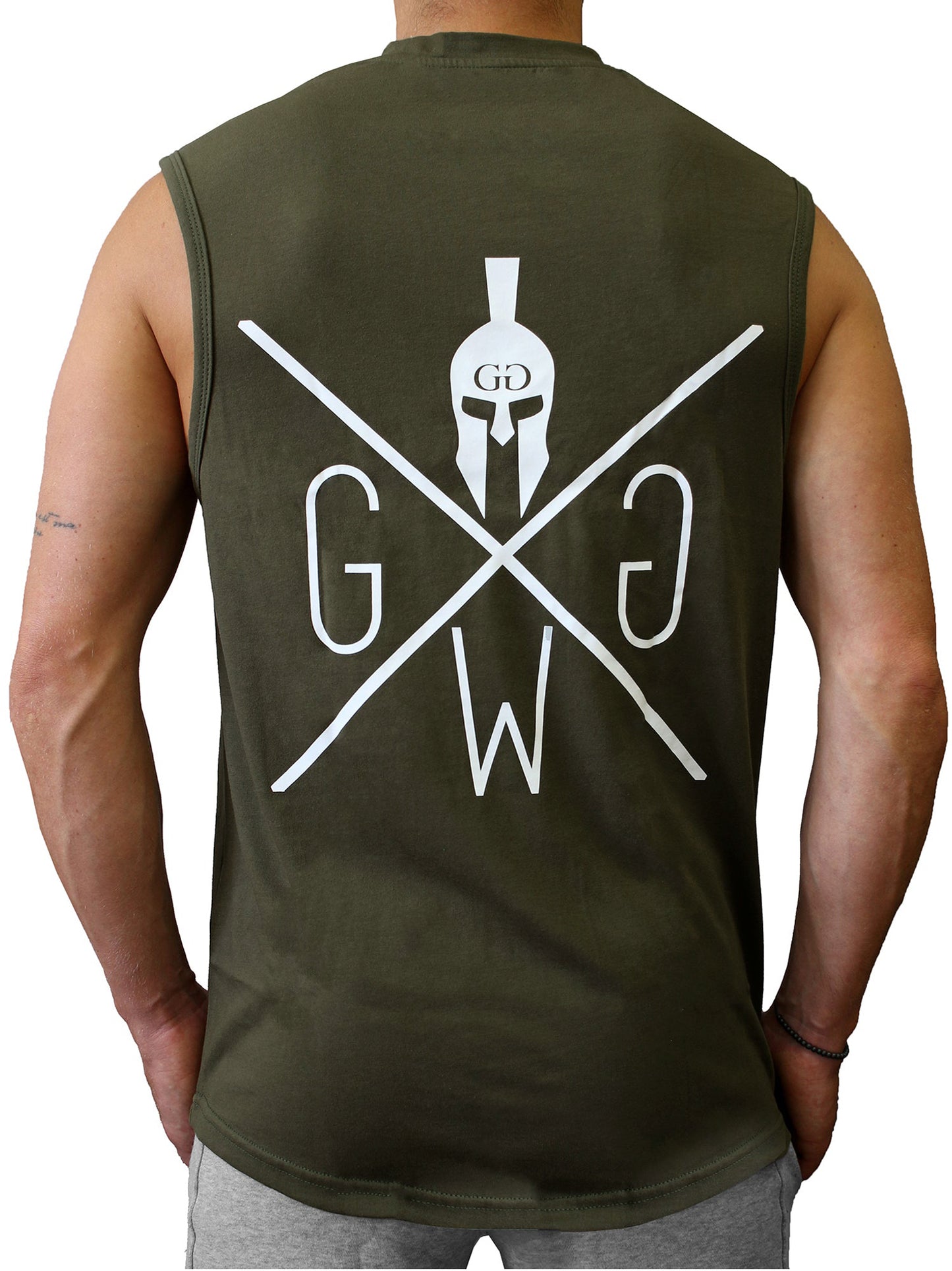 Gym Tank Top Olive von Gym Generation – Hochwertiges Herren Tank aus atmungsaktiver Baumwoll-Polyester-Mischung, ideal für Fitness, Streetwear und Outdoor-Workouts.