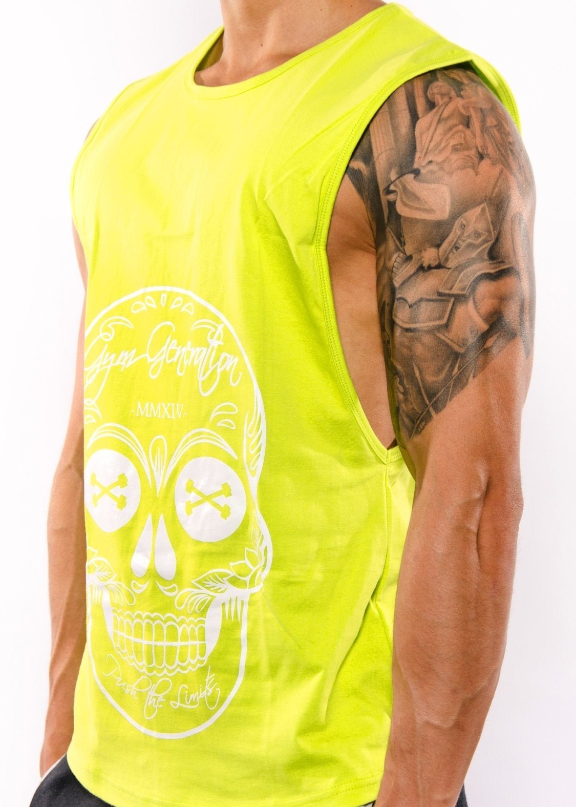 Neon-gelbes ärmelloses Tanktop für Herren mit auffälligem Totenkopf-Print und muskulösem männlichen Arm mit tätowiertem Kunstmotiv – ideal für Fitness, Freizeit und Sommermode.