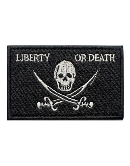 Liberty or Death Pirate Patch in Schwarz von Gym Generation – markantes Piraten-Design mit Klettverschluss, ideal für rebellischen Style auf Kleidung und Accessoires.