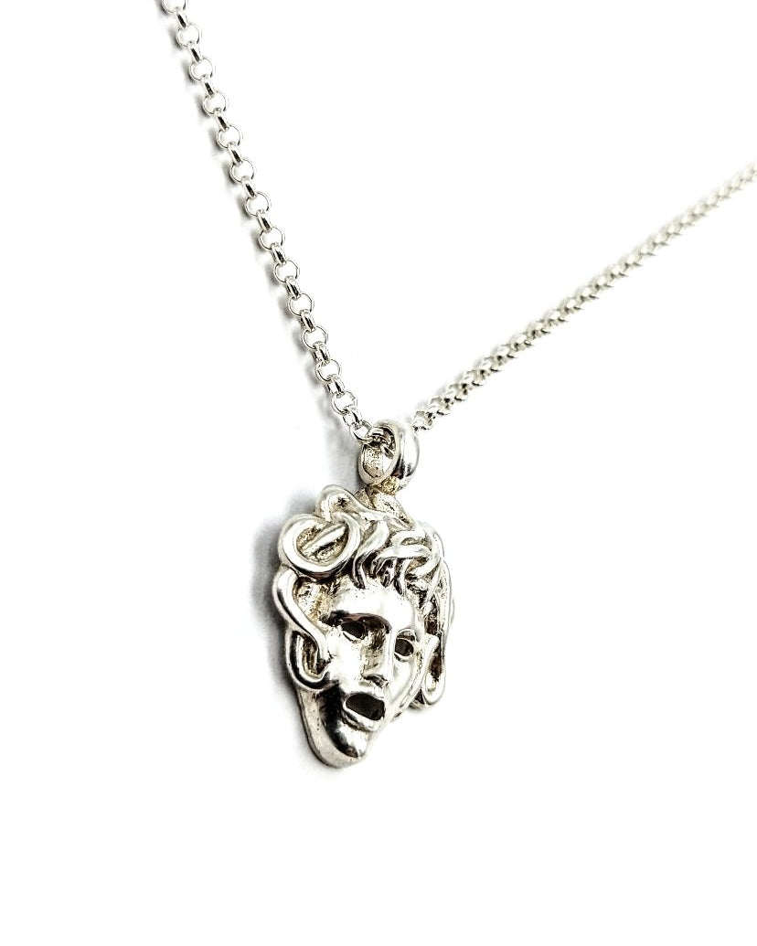 Medusa-Anhänger Silber – hochwertiger Schmuck von Relict, aus 925er Sterling Silber, mit luxuriösem Lieferumfang, ideal für Mythologie- und Schmuckliebhaber.