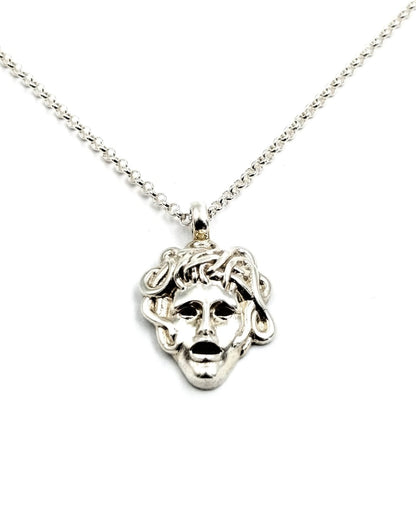 Silberkette mit Medusa-Anhänger – elegantes Schmuckstück aus 925er Silber, kombiniert antike Symbolik mit moderner Handwerkskunst, ideal für besondere Anlässe.