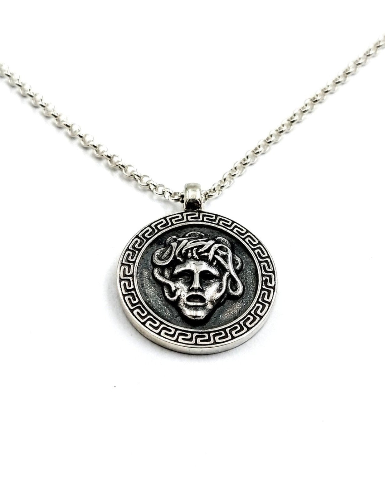 Relict Silberkette mit Medusa Anhänger – Symbol für Stärke und Widerstandskraft, handgefertigt in der Schweiz aus 925er Silber mit griechischen Designmotiven.