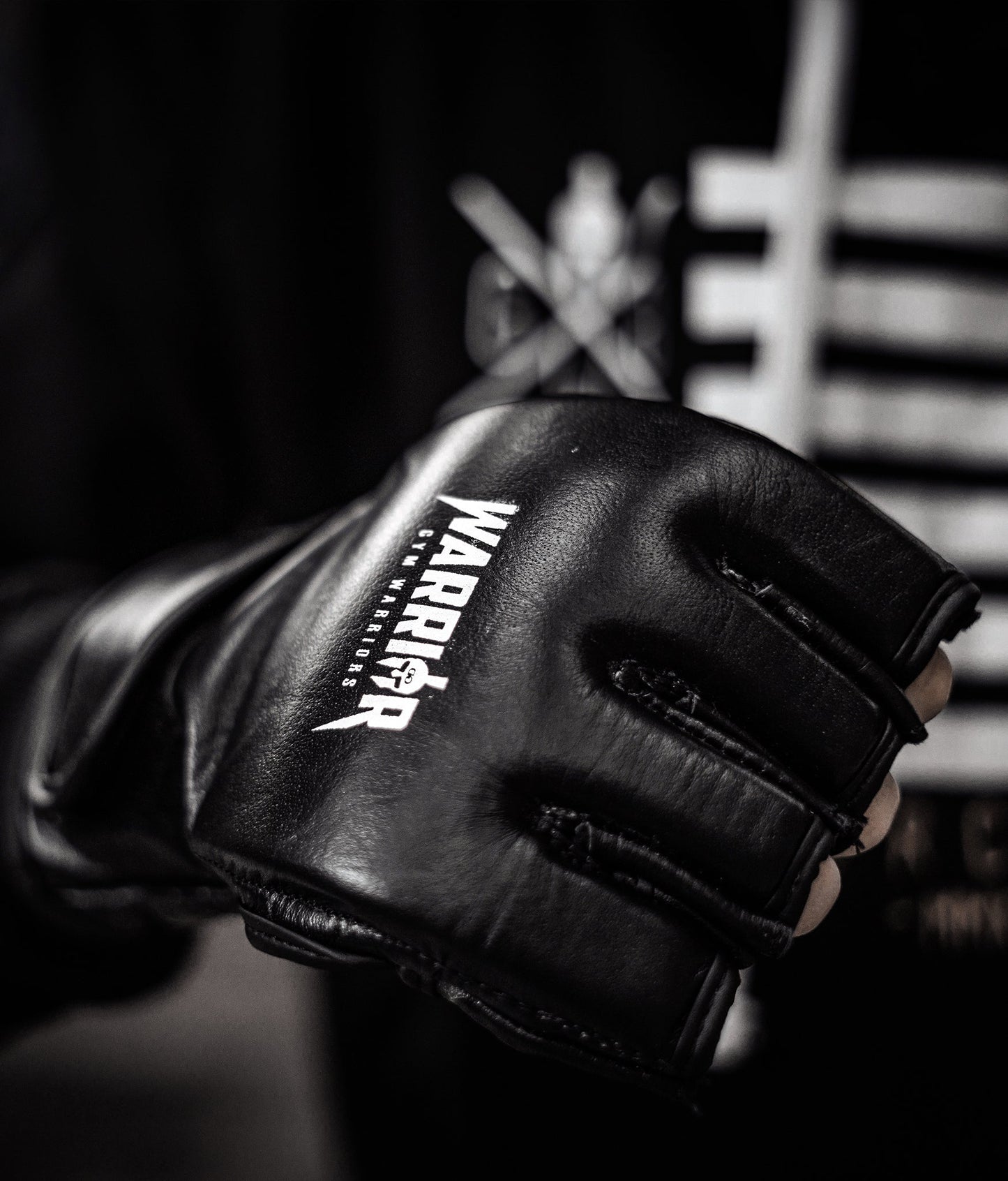 Schwarz lederne Boxhandschuhe mit Warrior Logo für optimalen Schutz und Komfort
