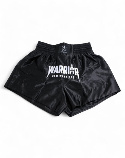 Gym Generation Muay Thai Shorts mit auffälligem 'Warrior' Stick auf der Vorderseite, ideal für Kampfsportler.