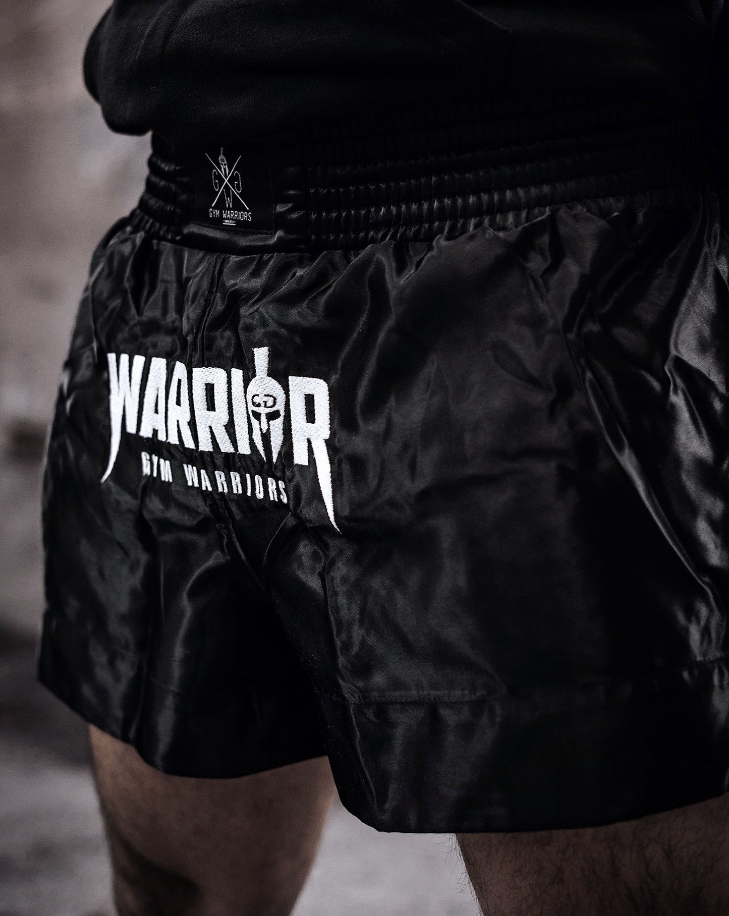 Muay Thai Shorts in klassischem Schwarz von Gym Generation, aus robustem und langlebigem Material für intensives Training.