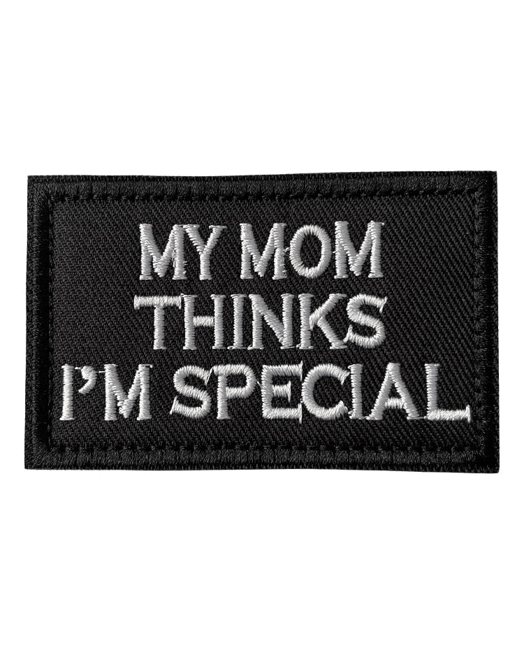 Zeig’s allen das du Mamas Liebling bist mit dem "My Mom Thinks I Am Special" Patch! Frech, witzig und mit Klettverschluss – für deinen Rucksack.