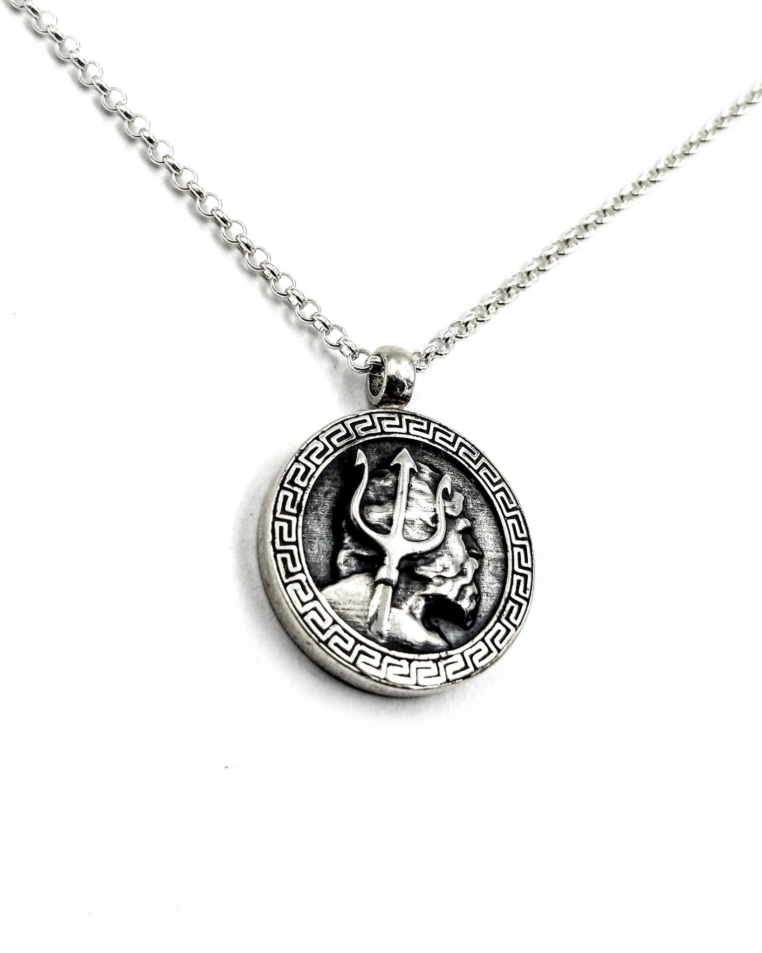 Poseidon Anhänger – 925er Sterling Silber, griechischer Medaillon, symbolisiert die Macht und Herrschaft über das Wasser, kombiniert mit eleganter Silberkette und antiken Details.