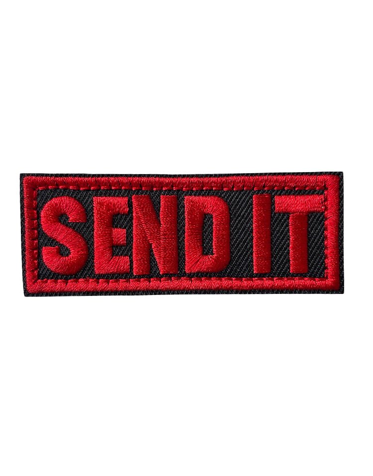 „SEND IT“-Patch in Schwarz mit kräftigem roten Schriftzug – ein klares Statement für Entschlossenheit und Action. Perfekt für Abenteurer, Sportler und Outdoor-Liebhaber, die immer alles geben.