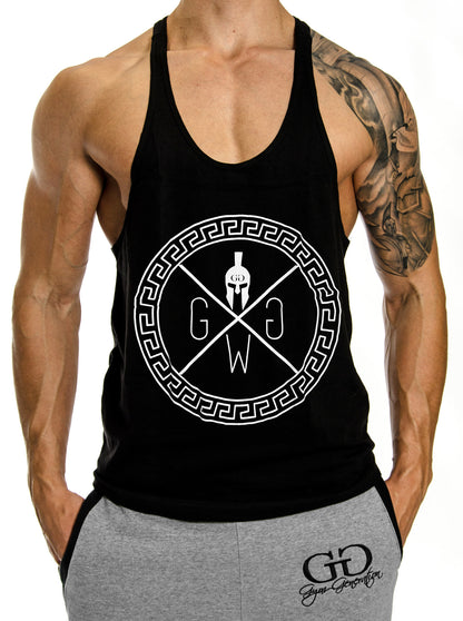 Spartan Stringer Tank Top Schwarz – Gym Generation Tank Top mit ikonischem Spartaner-Logo, ärmellosem Design und maximaler Bewegungsfreiheit für intensive Workouts.