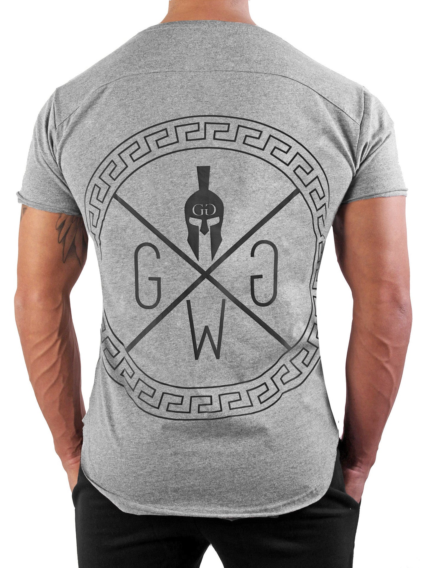 Spartan T-Shirt Grau von Gym Generation – Herren Fitness T-Shirt mit ikonischem Spartaner-Logo und griechischem Ornament-Design, ideal für Sport und Streetwear.