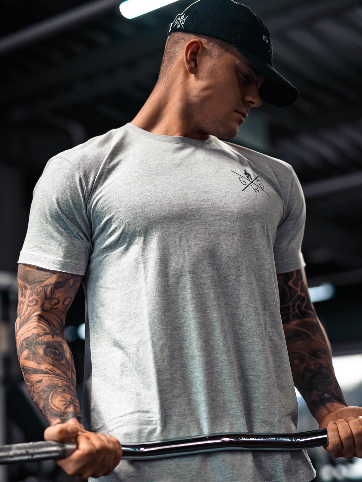 Gym T-Shirt Herren Grau – Stylisches und funktionales Fitness Shirt aus 100% Baumwolle, mit markantem Spartaner-Print für Training und Alltag.