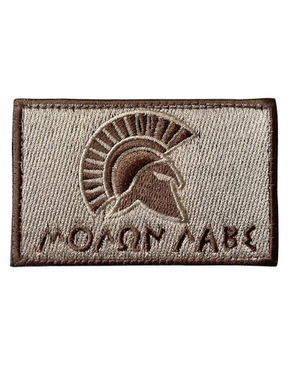 Rechteckiges Patch in Bronze mit Spartaner-Helm und „Molon Labe“-Schriftzug – hochwertig verarbeitet, ein kraftvolles Symbol für Stärke und Entschlossenheit. Ideal für Kleidung, Rucksäcke und taktische Ausrüstung.